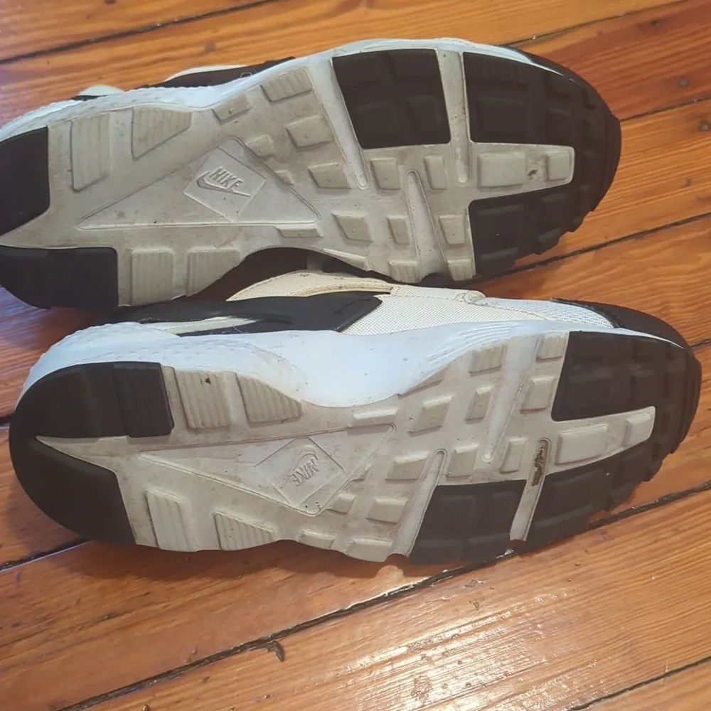 Nike Air Huarche Run Size 6Y Black and White Athletic Sneakers - Picture 3 of 3